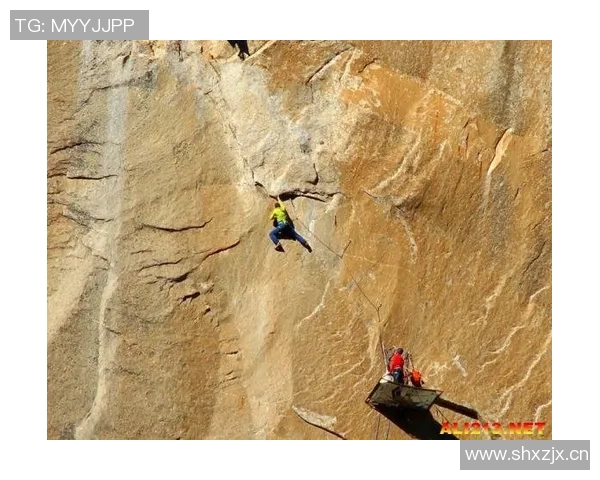 重庆攀岩队的灵活性揭秘：挑战极限与团队精神的完美结合